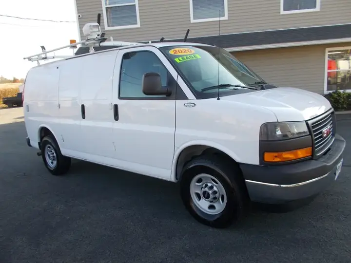 GMC Savana 2020 photo 2