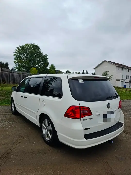Volkswagen Routan 2010 photo 3