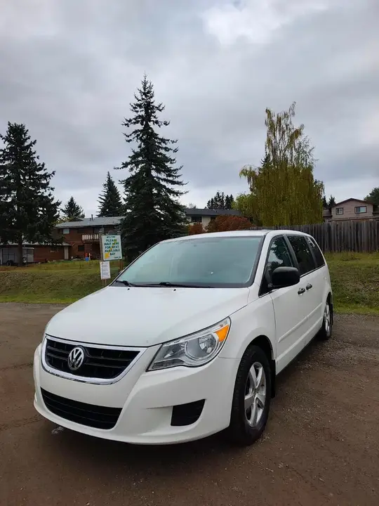 Volkswagen Routan 2010 photo 2
