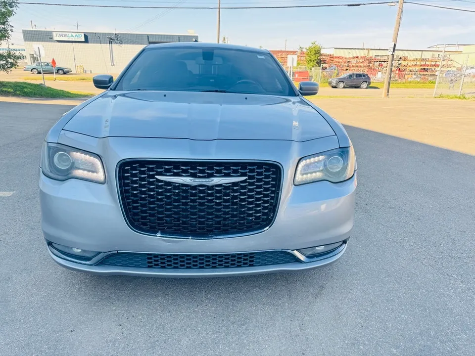 Chrysler 300 2018 photo 2