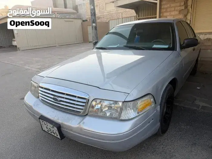 Ford Crown Victoria 2001 photo 2
