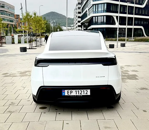 Tesla Model Y 2025 photo 4