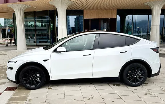 Tesla Model Y 2025 photo 2