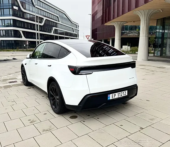 Tesla Model Y 2025 photo 3