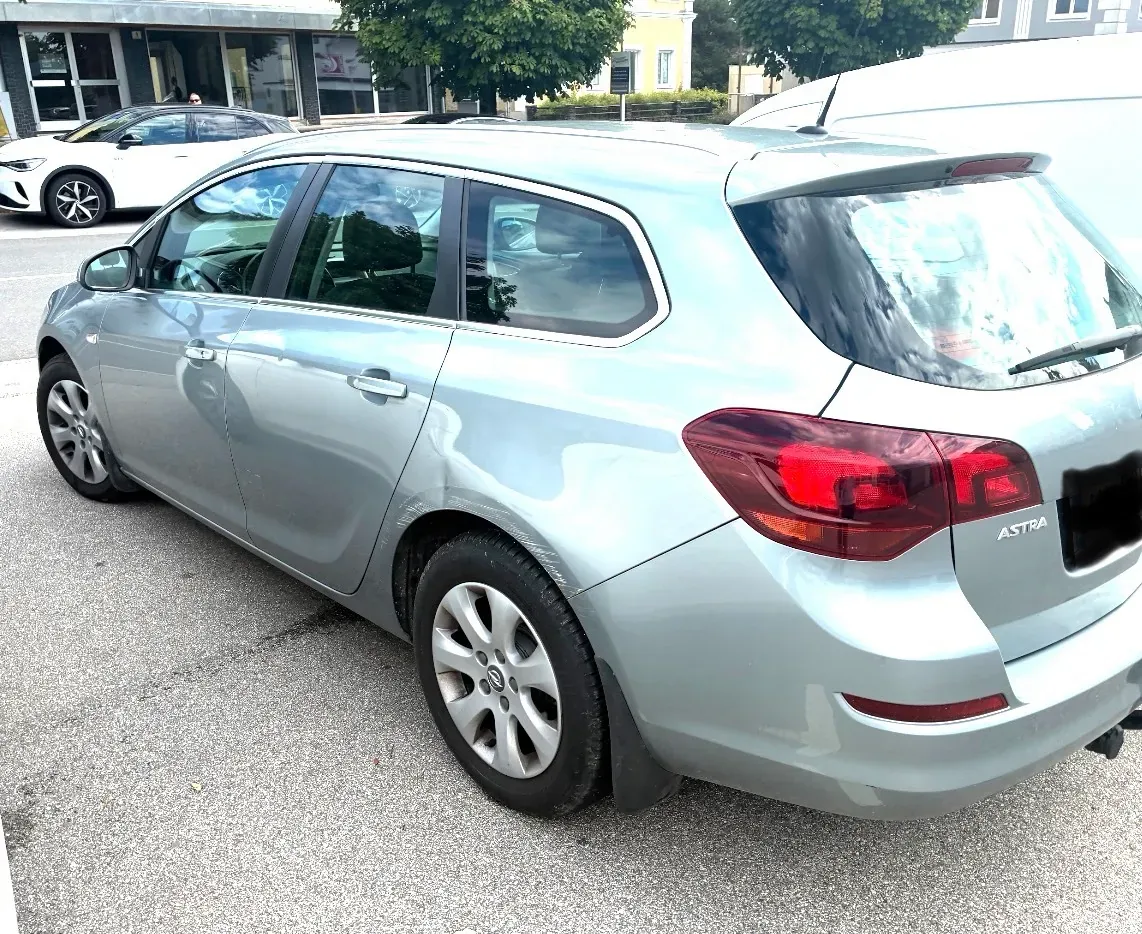 Opel Astra 2011 photo 2