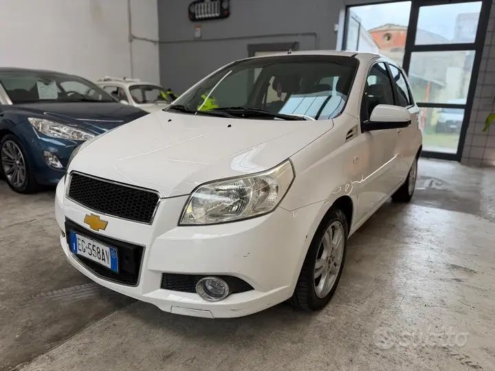Chevrolet Aveo 2011 photo 2