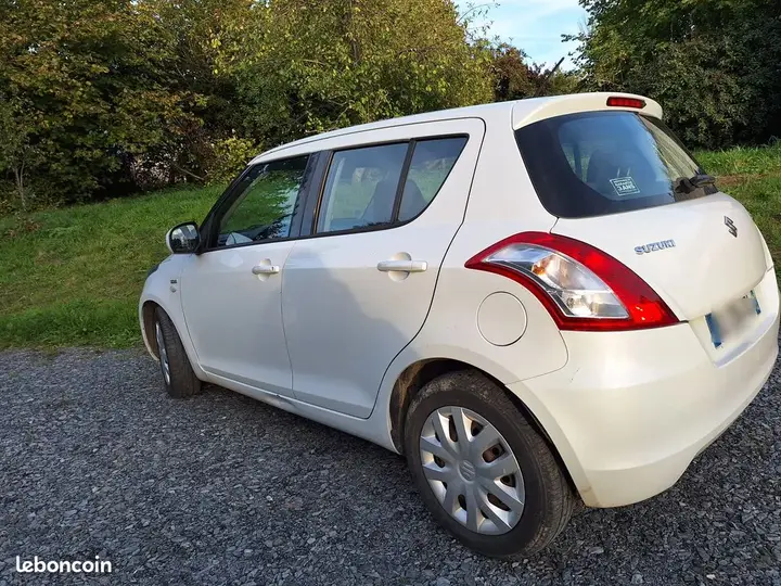Suzuki Swift 2011 photo 2