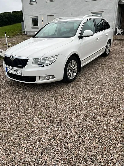 Skoda Superb 2012 photo 2