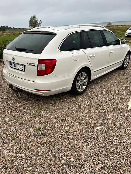 Skoda Superb 2012 photo 4