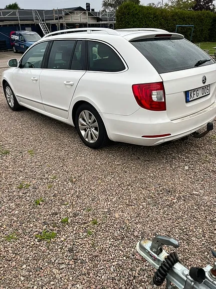 Skoda Superb 2012 photo 3