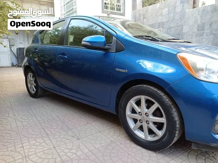 Toyota Prius C 2014 photo 2