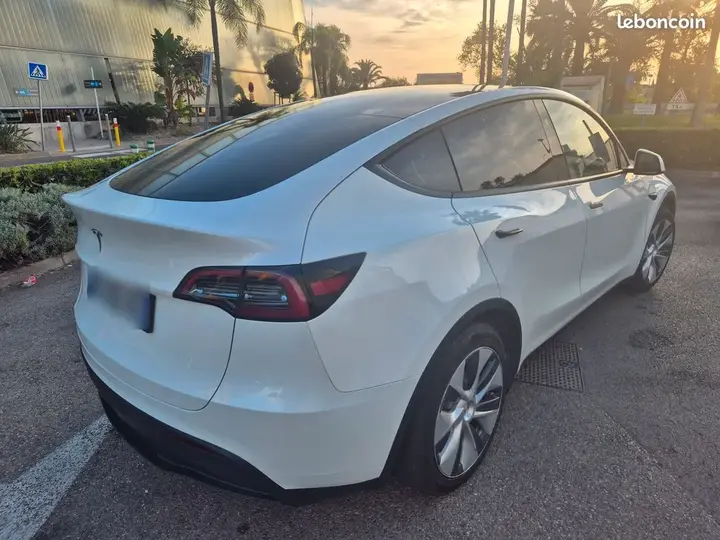 Tesla Model Y 2024 photo 2