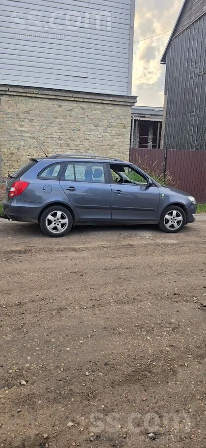 Skoda Fabia 2011 photo 3
