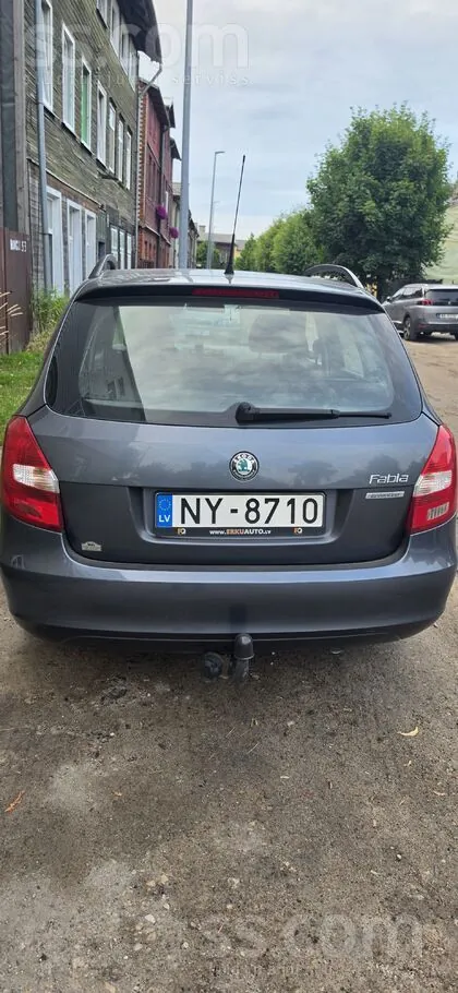 Skoda Fabia 2011 photo 2