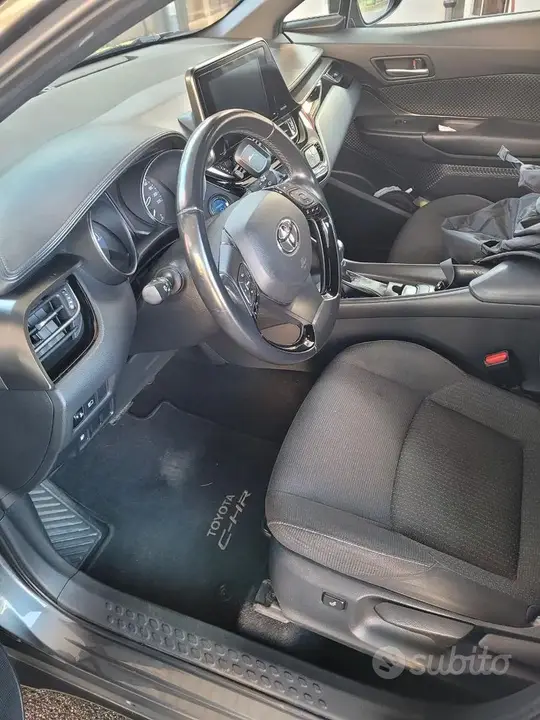 Toyota C-Hr 2018 photo 2