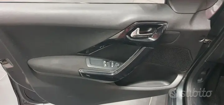 Peugeot 208 2015 photo 3