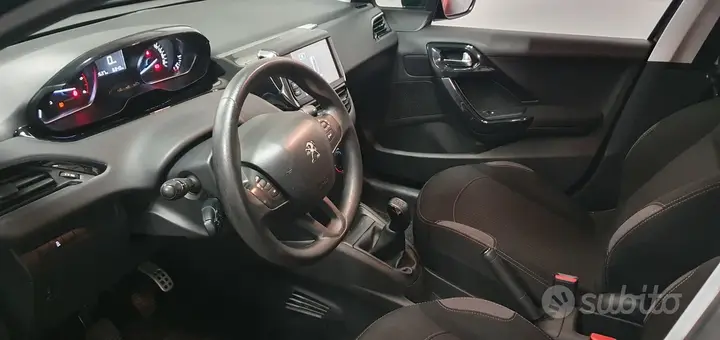 Peugeot 208 2015 photo 2