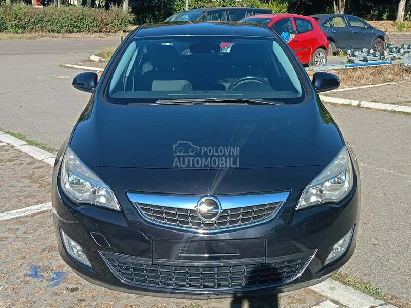 Opel Astra J 2010 photo 3