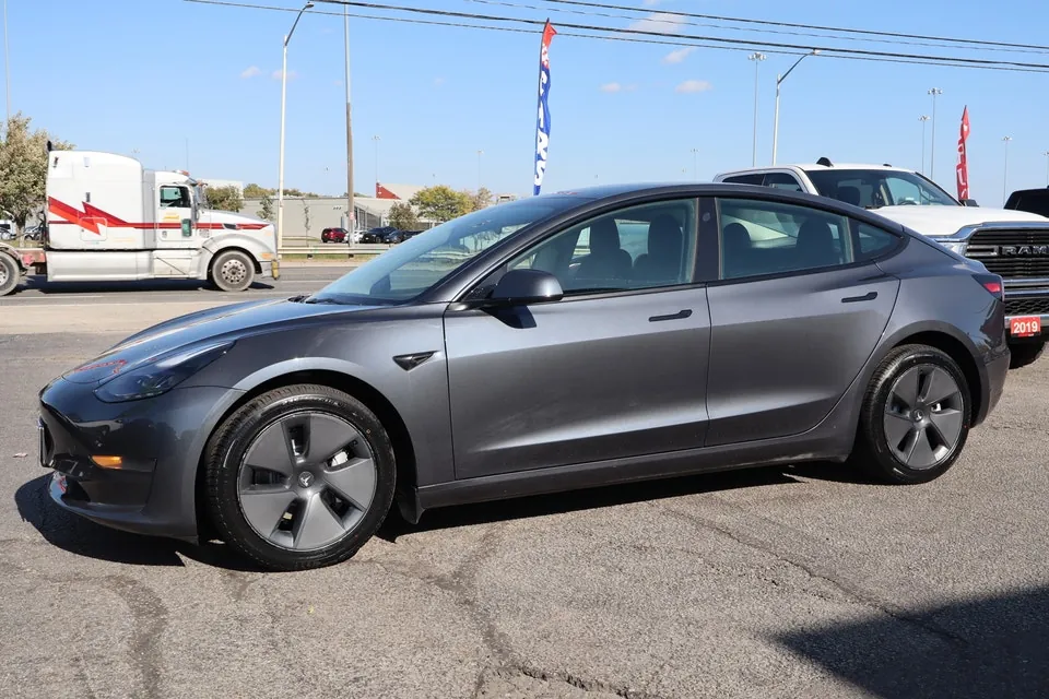 Tesla Model 3 2023 photo 3