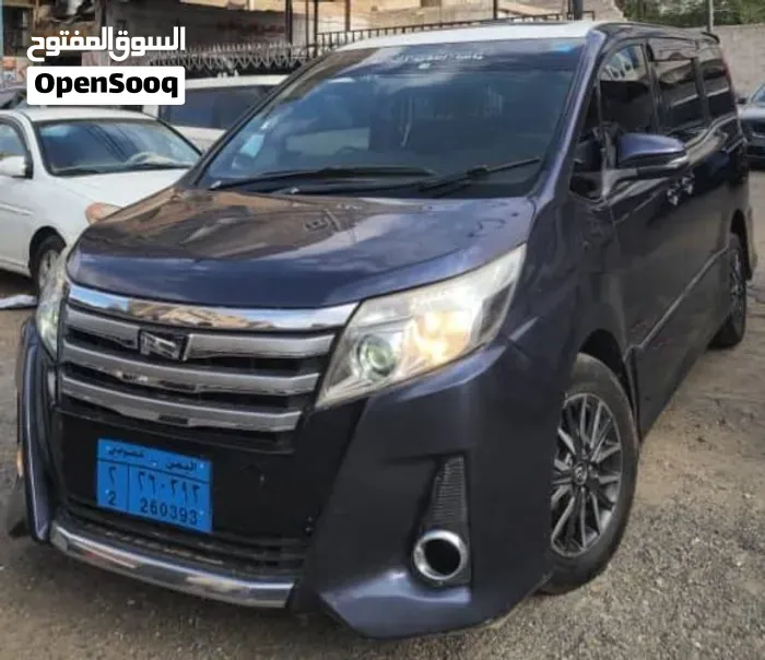 Toyota Noah 2017 photo 2