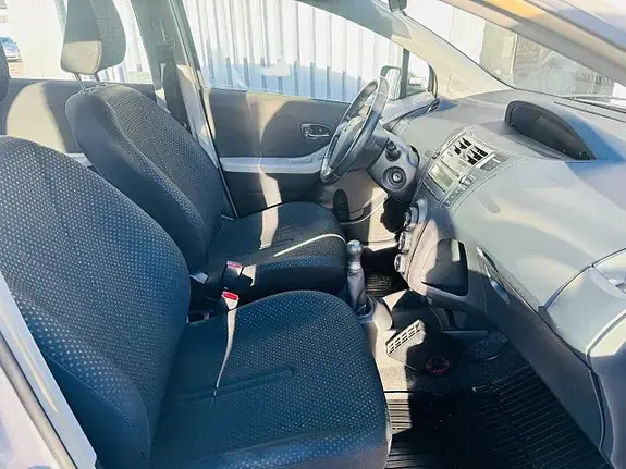Toyota Yaris 2011 photo 5