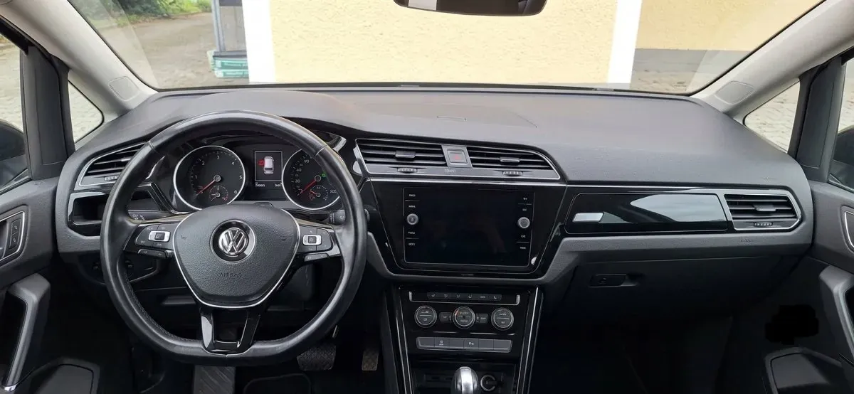 Volkswagen Touran 2018 photo 2