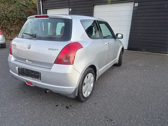 Suzuki Swift 2006 photo 2