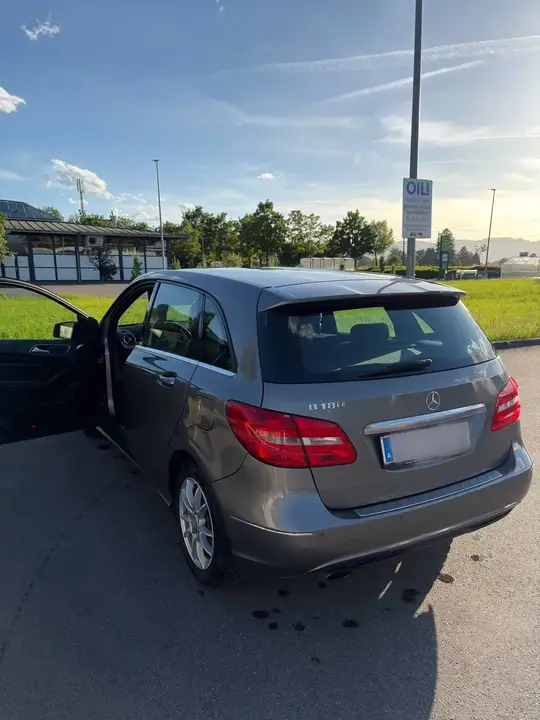 Mercedes-Benz B-Class 2011 photo 2
