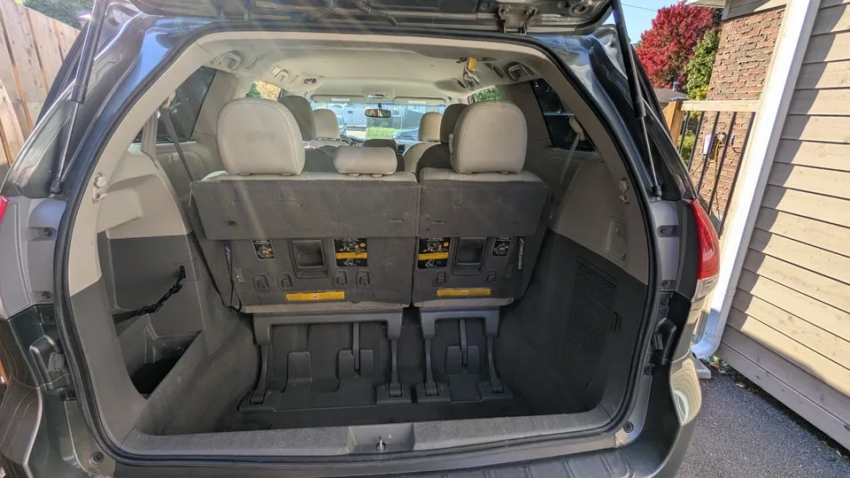 Toyota Sienna 2011 photo 5