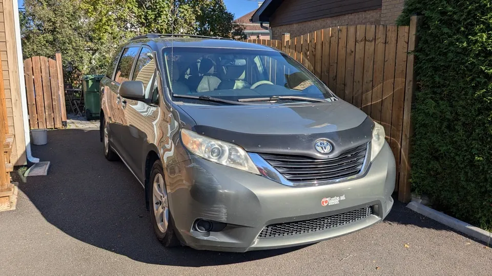 Toyota Sienna 2011 photo 3