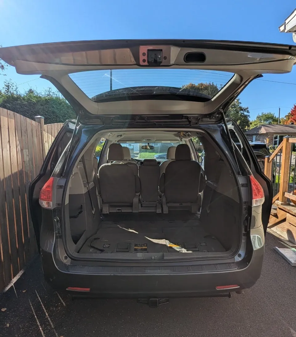 Toyota Sienna 2011 photo 4