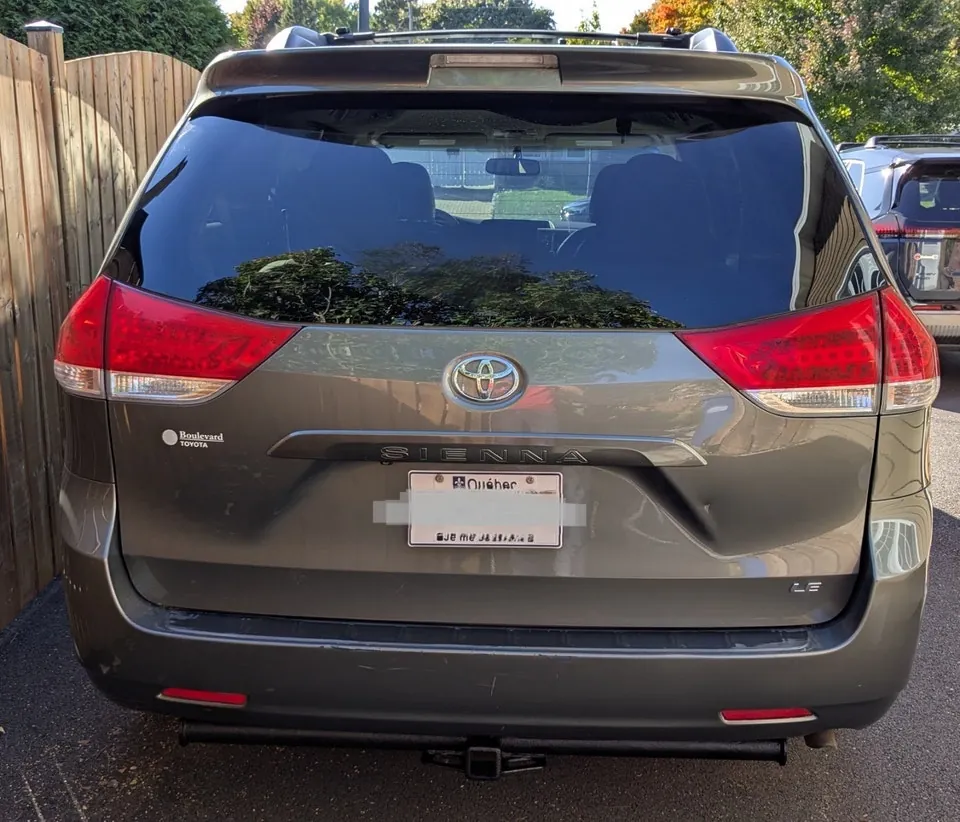 Toyota Sienna 2011 photo 2