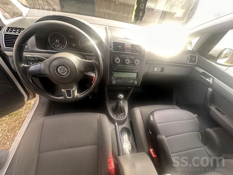 Volkswagen Touran 2011 photo 4