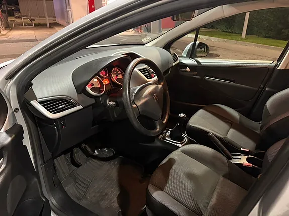 Peugeot 207 2009 photo 4