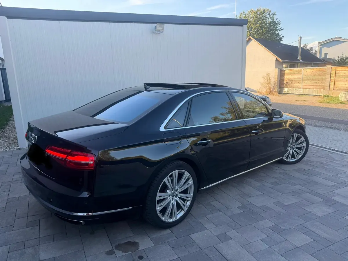 Audi A8 2015 photo 2