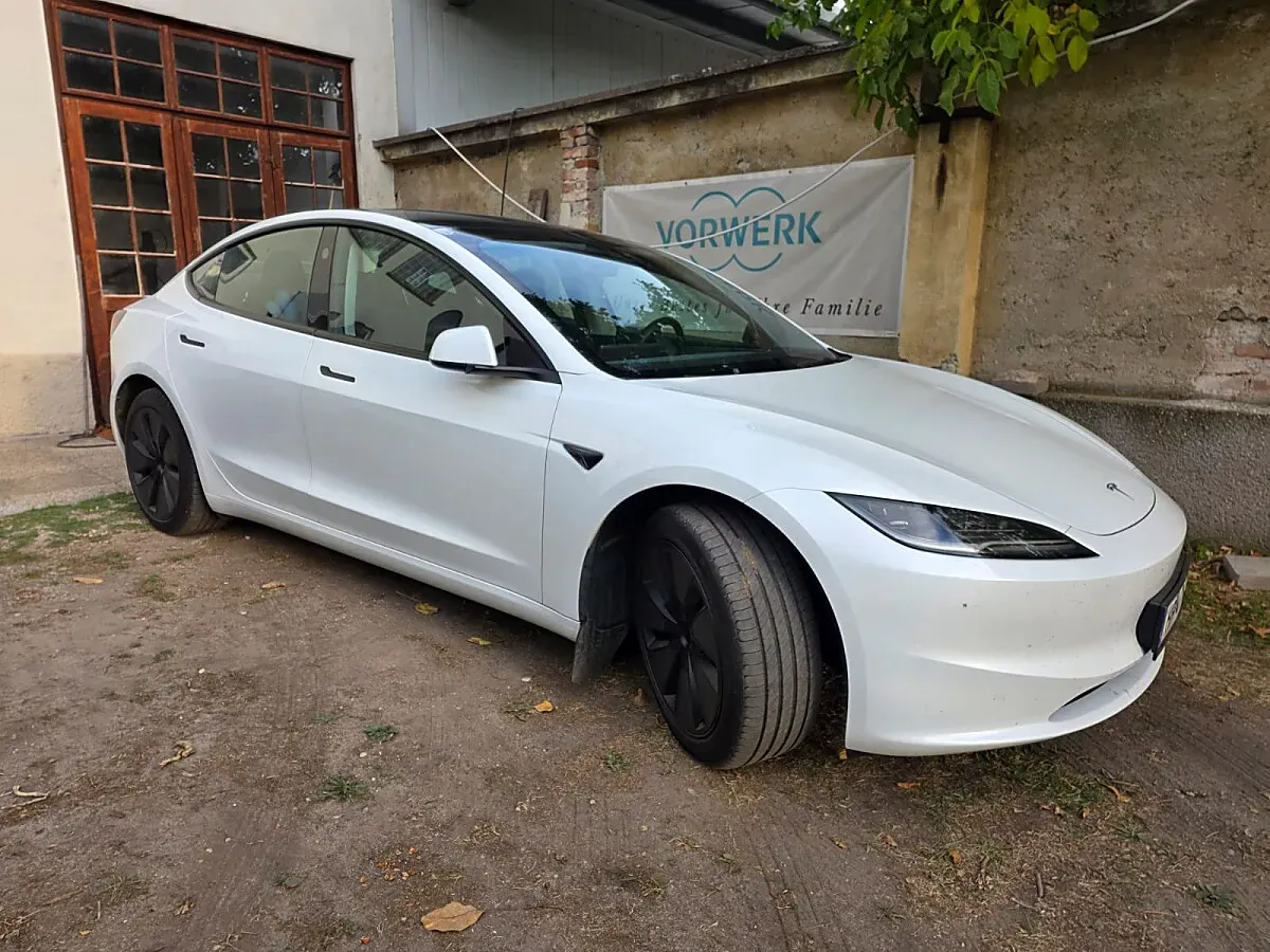 Tesla Model 3 2024 photo 2