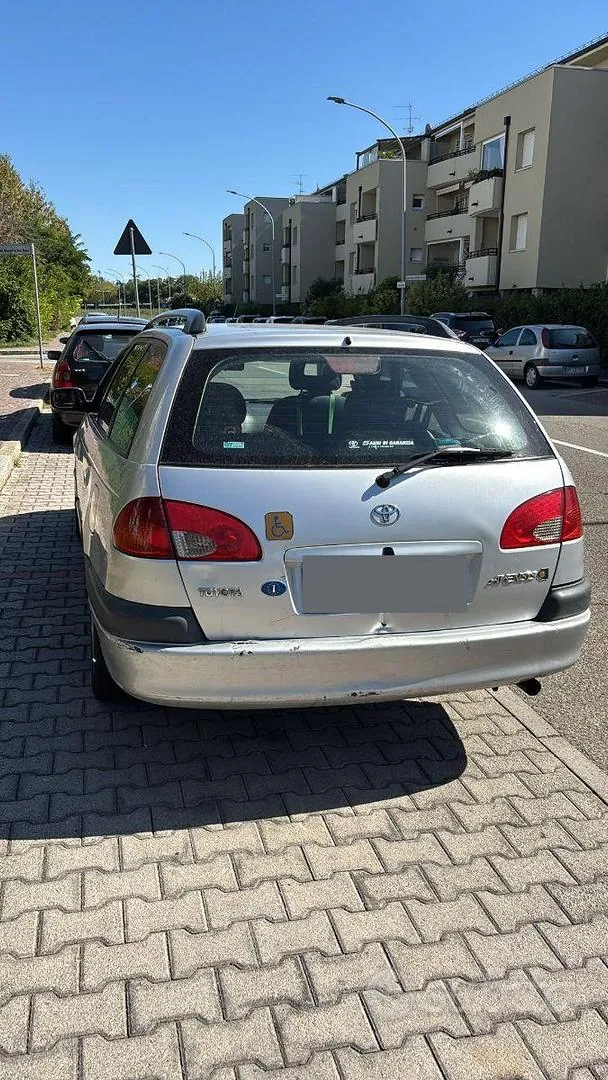 Toyota Avensis 1998 photo 3