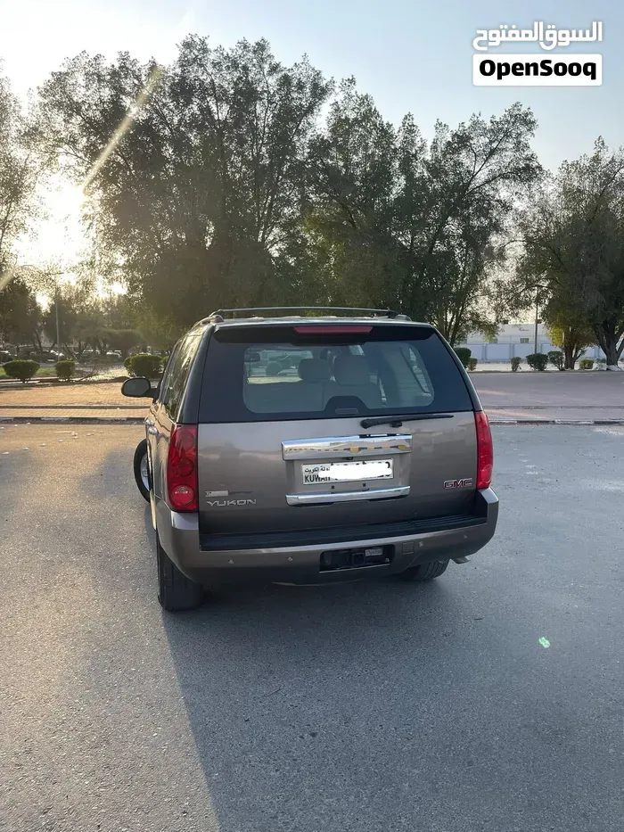 GMC Yukon 2012 photo 2