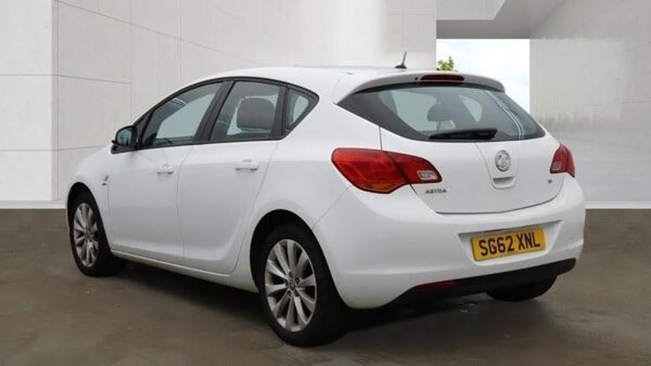Vauxhall Astra 2012 photo 5