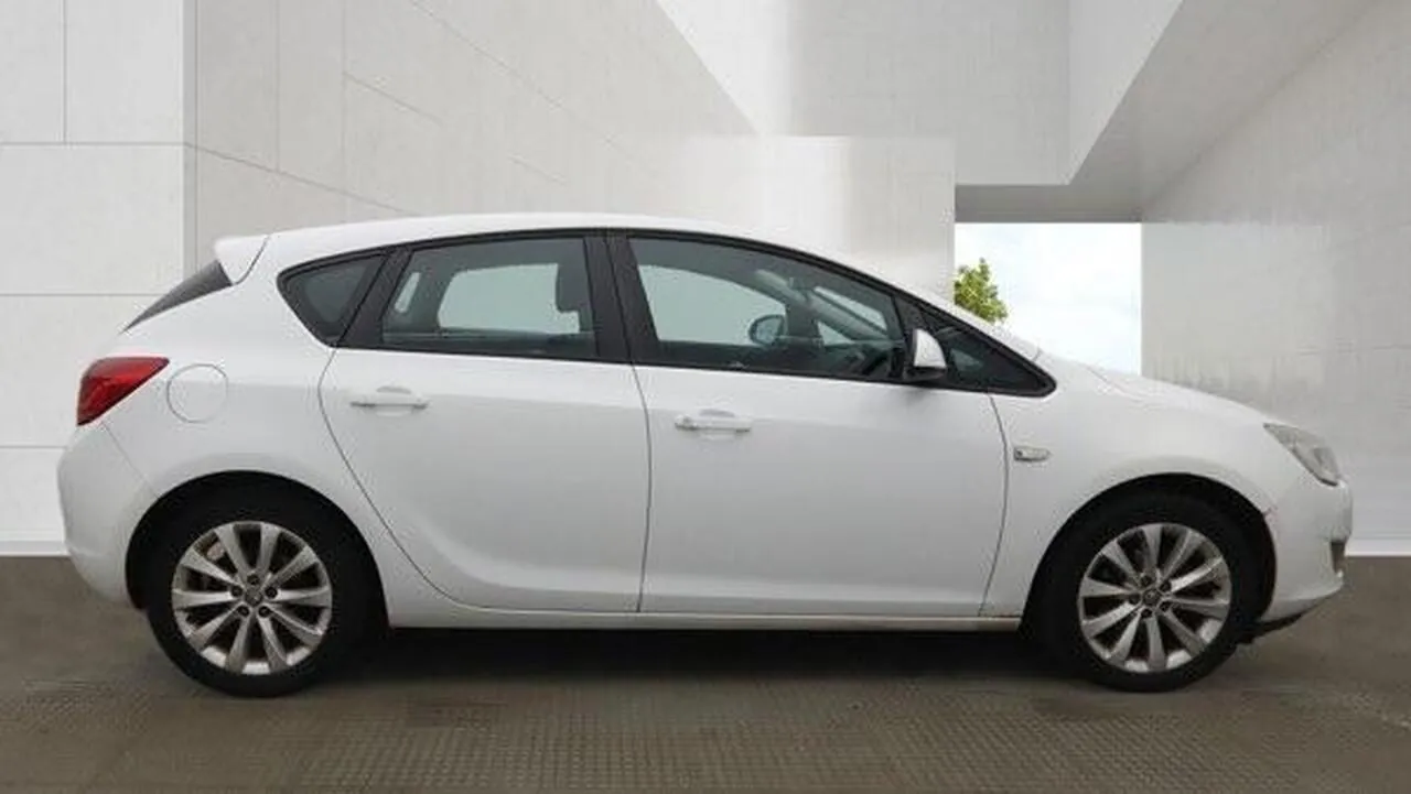 Vauxhall Astra 2012 photo 3