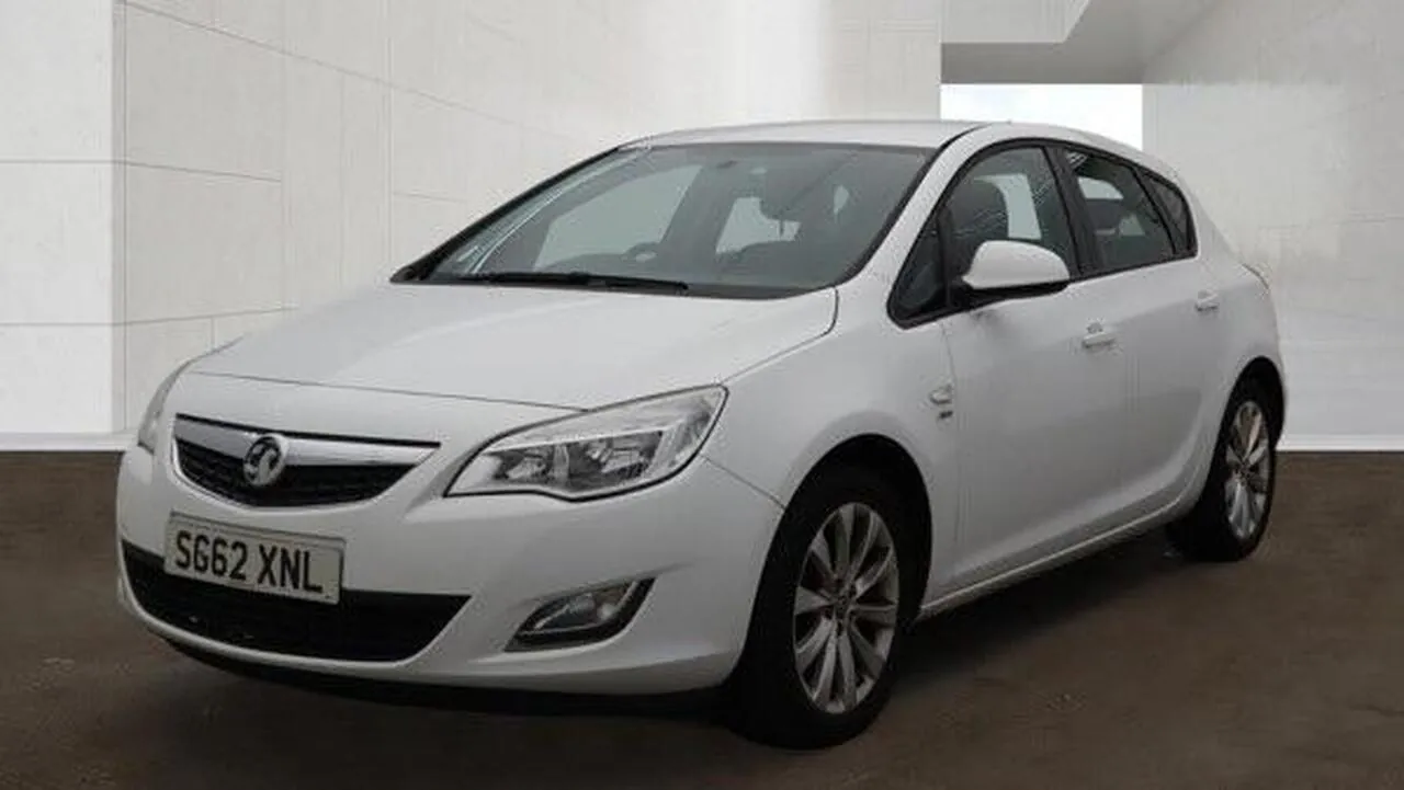 Vauxhall Astra 2012 photo 2