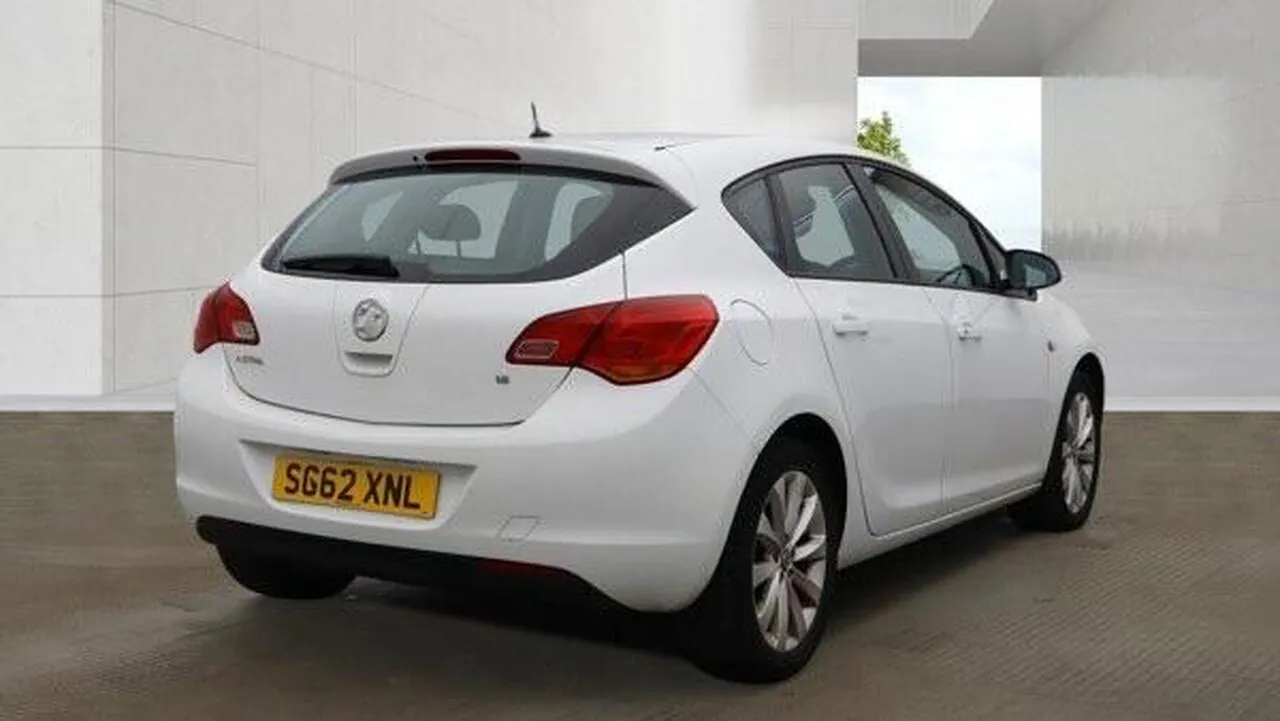 Vauxhall Astra 2012 photo 4