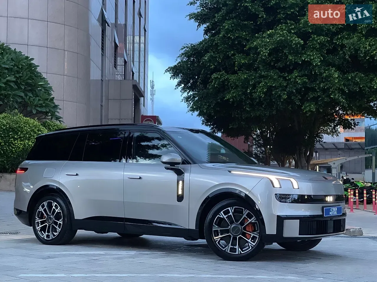 Lynk & Co 900