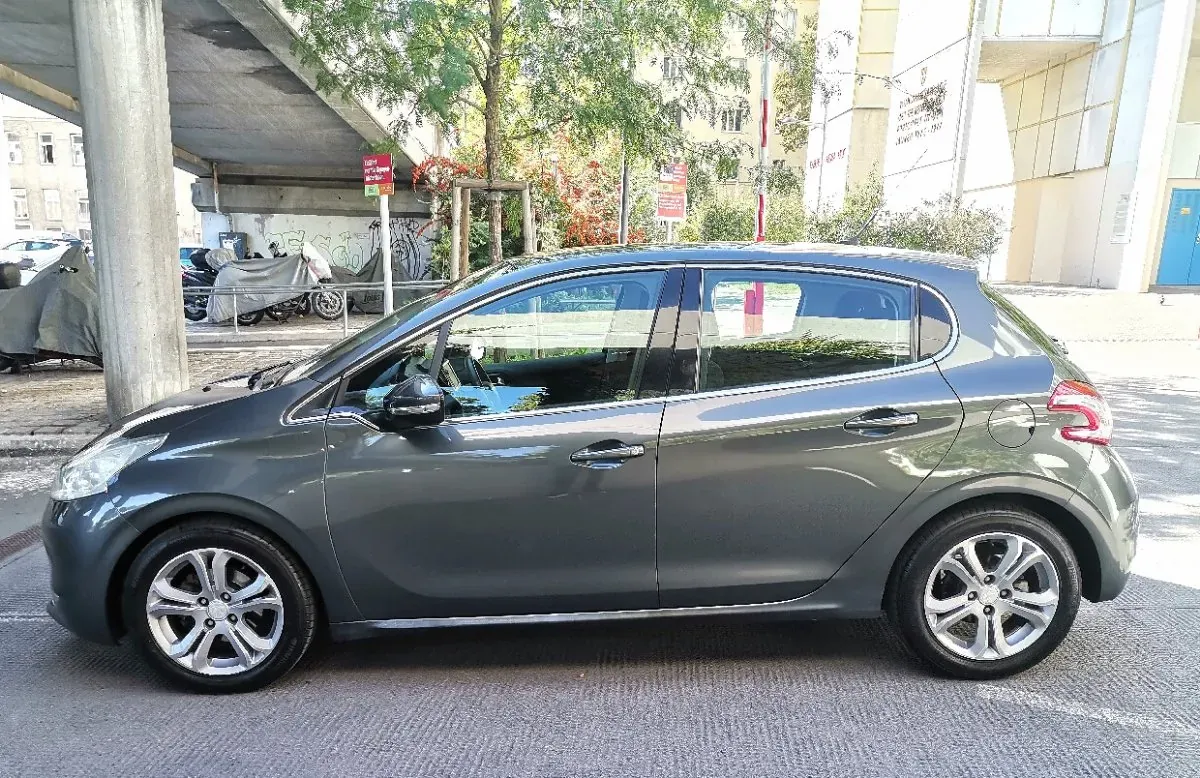 Peugeot 208 2013 photo 2