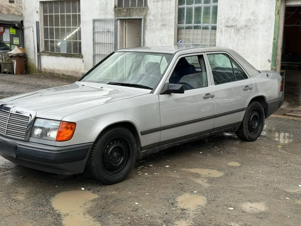 Mercedes-Benz E200