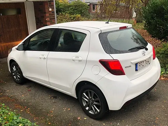 Toyota Yaris 2017 photo 2