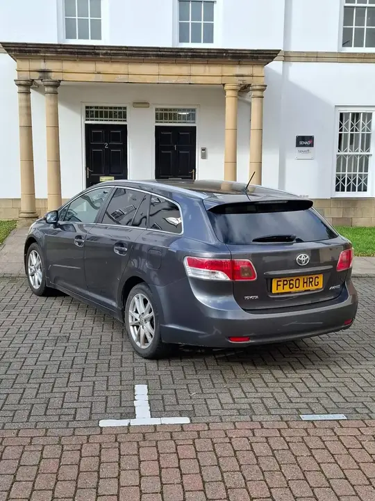 Toyota Avensis 2010 photo 2