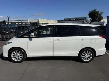 Toyota Estima 2015 photo 3