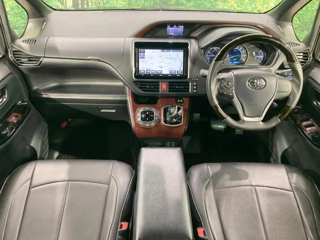 Toyota Noah 2017 photo 2