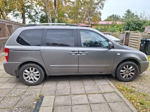 Kia Carnival 2010 photo 2
